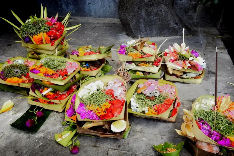 Oferendas balinesas de flores coloridas, matriz dos rituais de bem-estar