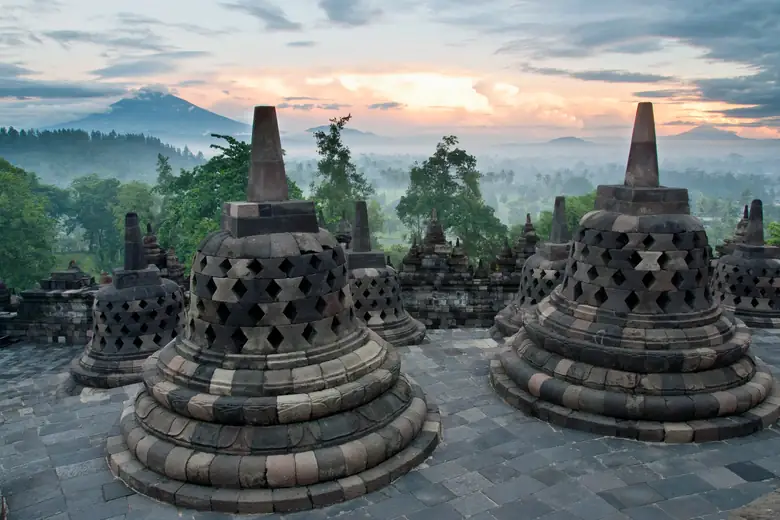Estupas de pedra do templo de Borobudur, em Java