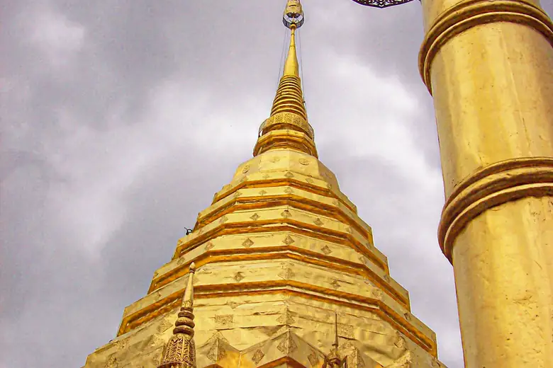 O chedi dourado do templo Doi Suthep, em Chiang Mai