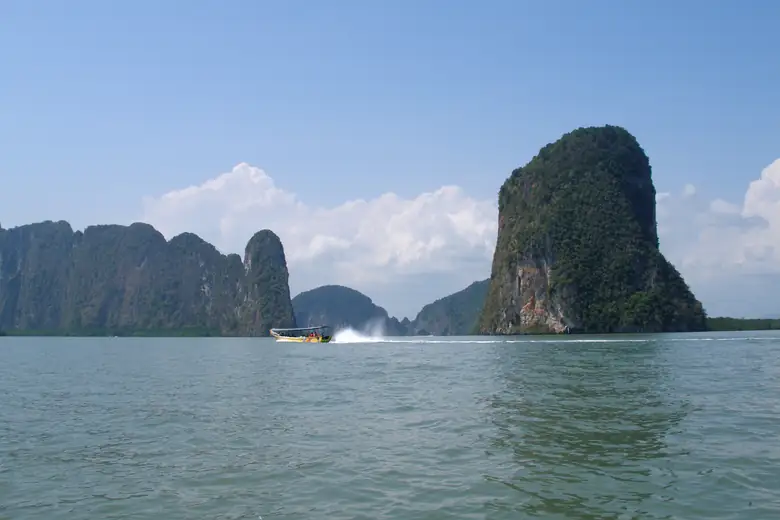 Ilha de calcário Ko Tapu, na Baía de Phang Nga, erguendo-se solitária do mar