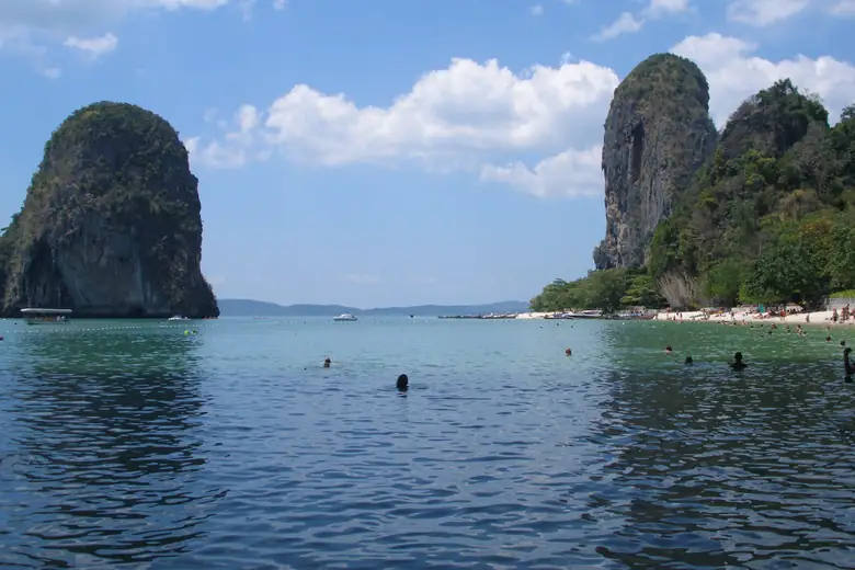 Falésias de calcário emoldurando a praia de Railay, em Krabi