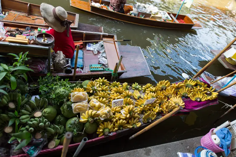 Barcos tradicionais em mercado flutuante na Tailândia