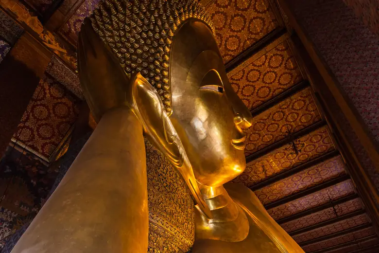 Buda Reclinado dourado do templo Wat Pho, em Bangkok