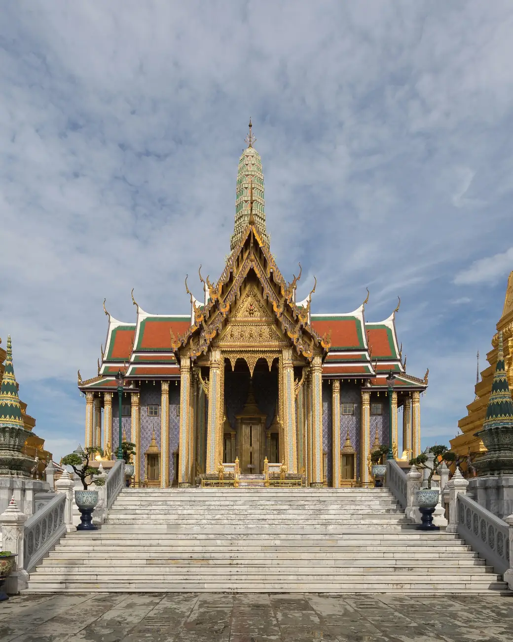 Grande Palácio de Bangkok com telhados dourados e torres ornamentadas
