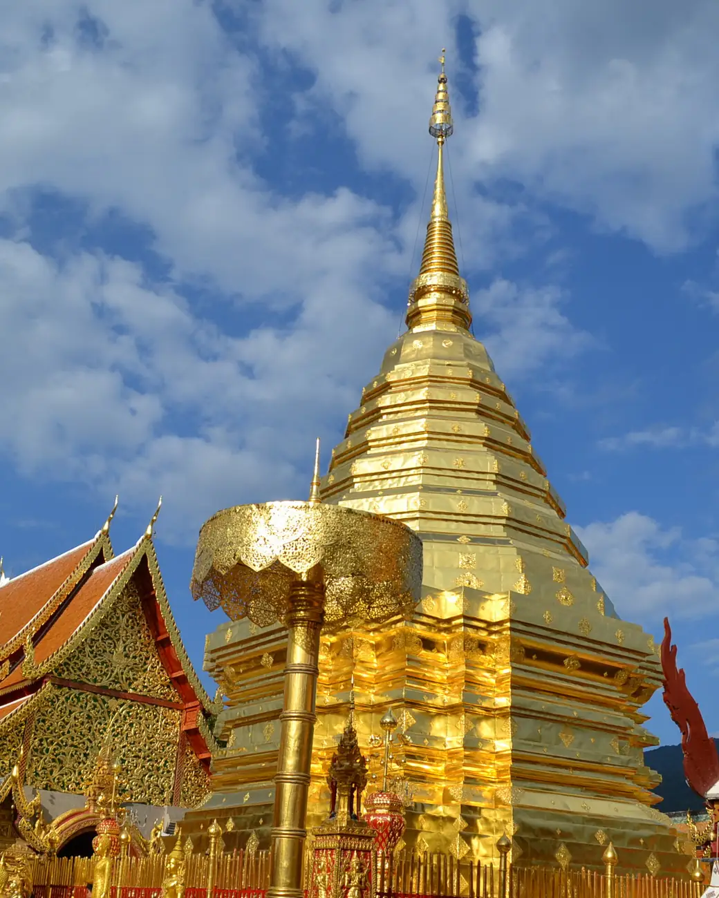 Chedi dourado do templo Doi Suthep, nas montanhas de Chiang Mai