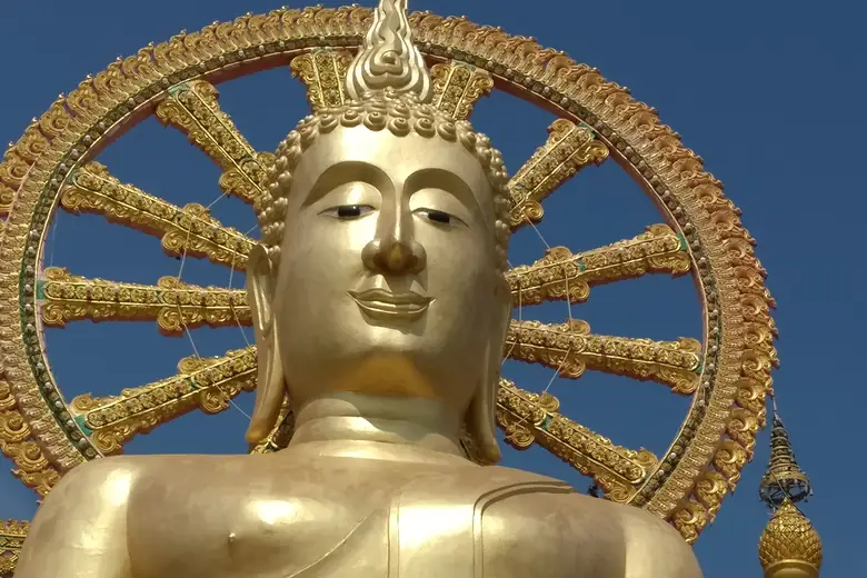 Estátua dourada do Grande Buda de Koh Samui contra o céu azul