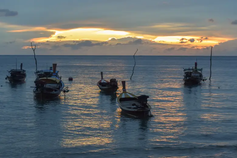Pôr do sol dourado sobre o mar calmo do Golfo da Tailândia