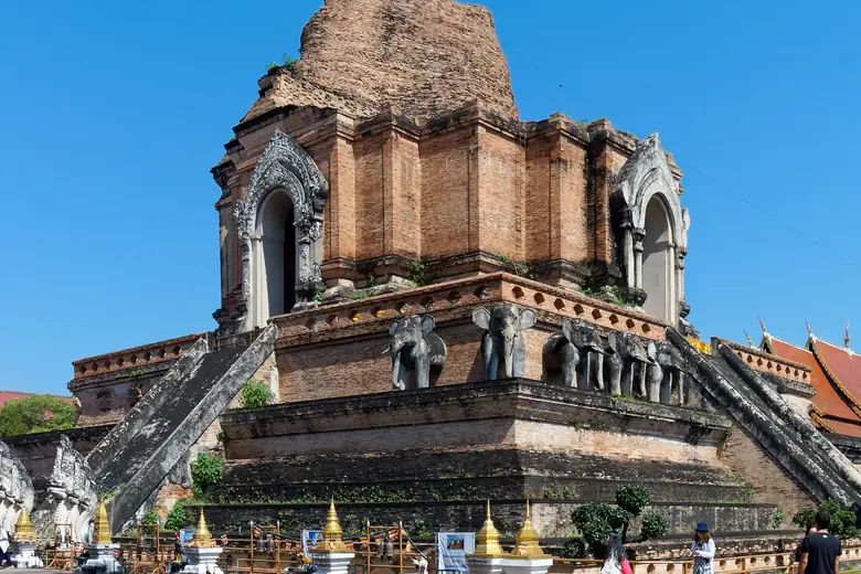 Templo antigo da cidade velha de Chiang Mai ao entardecer