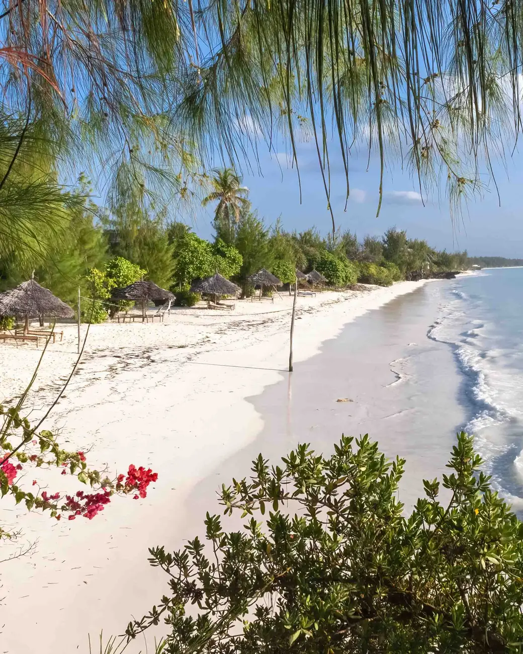 Praia de areia branca e mar turquesa em Zanzibar
