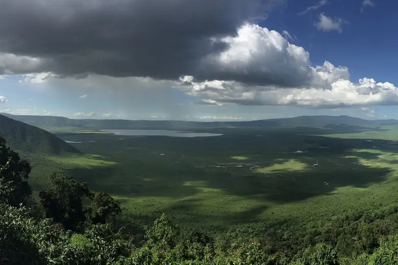 O interior verde da cratera do Ngorongoro, com o lago ao centro