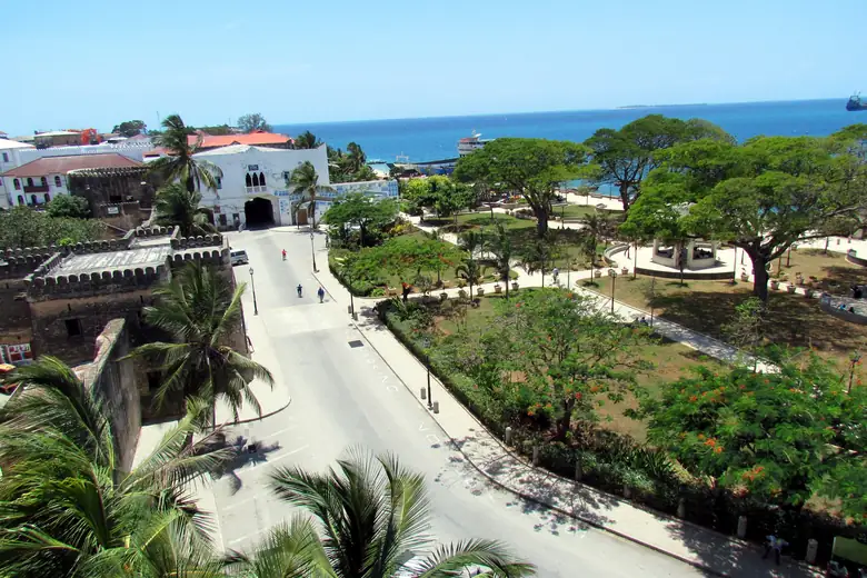 Stone Town vista do alto, entre o Forte Velho e o mar