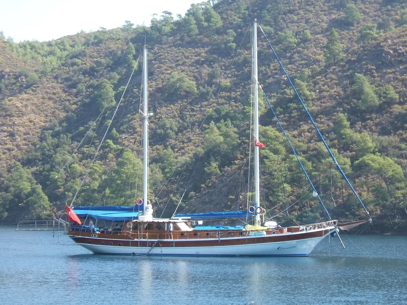 Guleta de madeira navegando o mar Egeu
