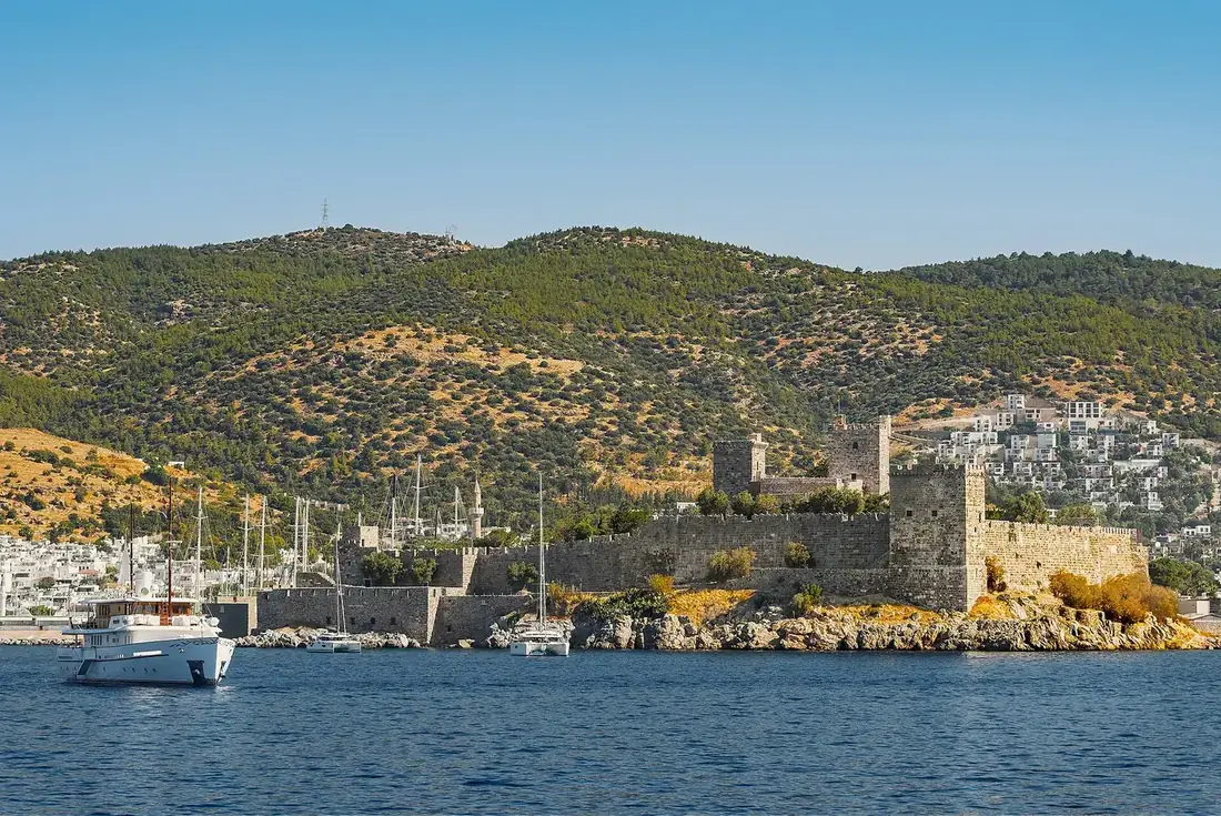 O castelo e a baía de Bodrum, na costa do Egeu