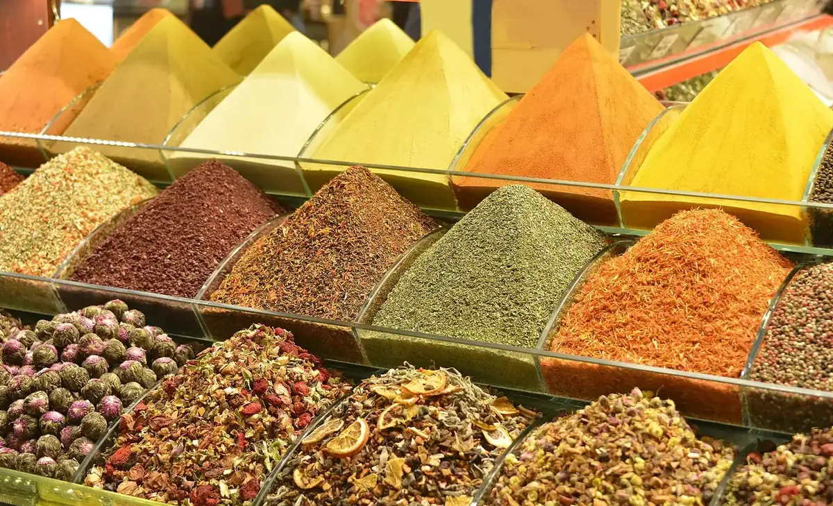 Especiarias coloridas empilhadas no Mercado de Especiarias de Istambul