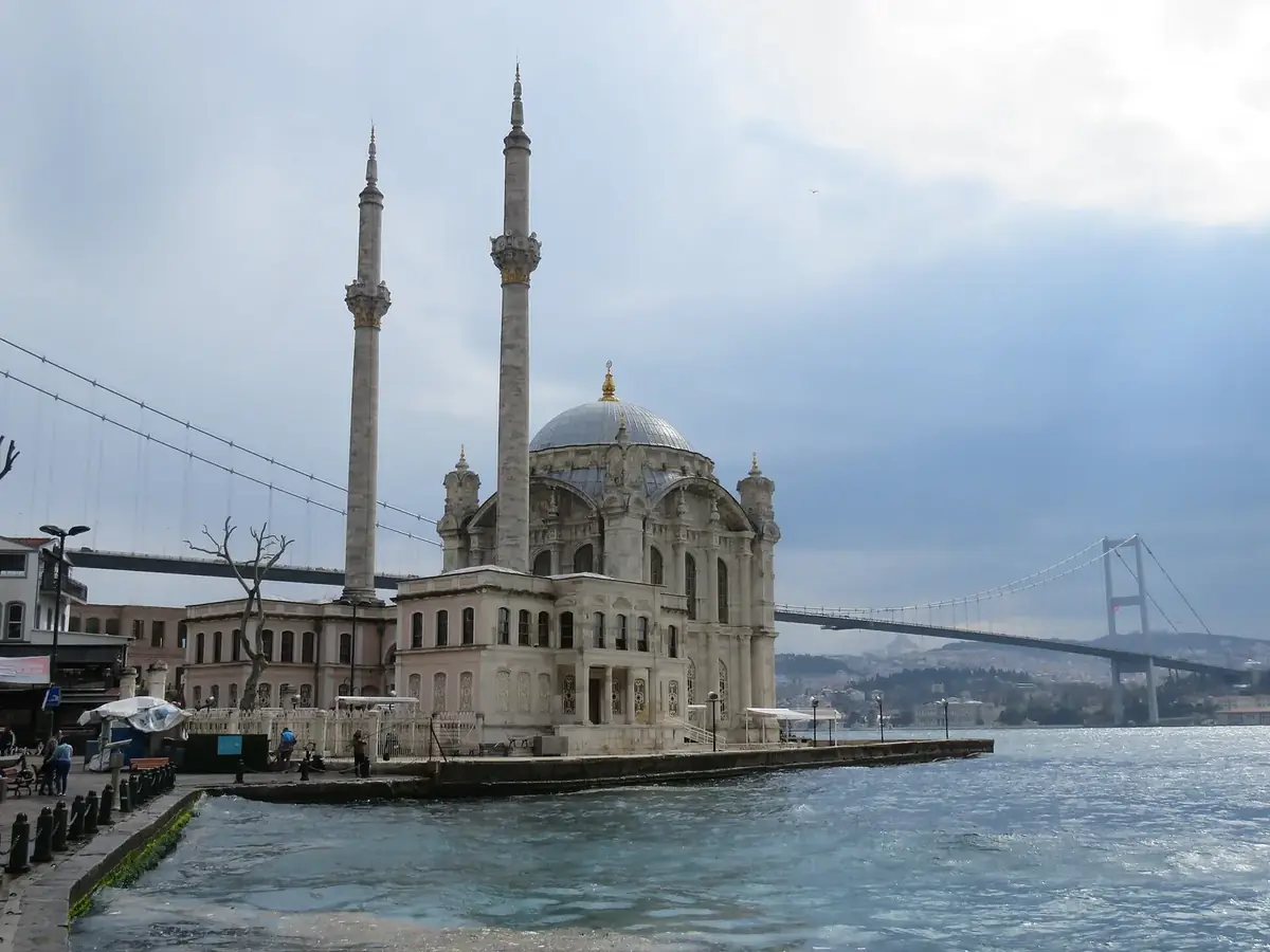 Mesquita de Ortaköy à beira do Bósforo, com a ponte ao fundo
