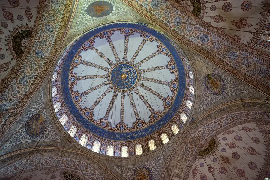 Interior da Mesquita Azul, com suas cúpulas decoradas