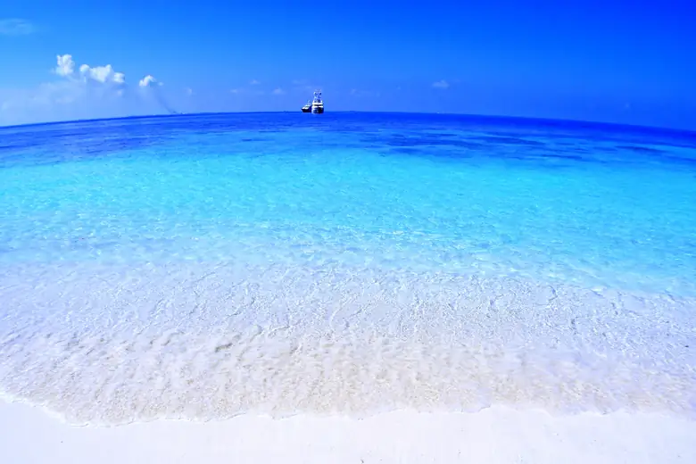 Laguna rasa e cristalina de uma ilha das Maldivas