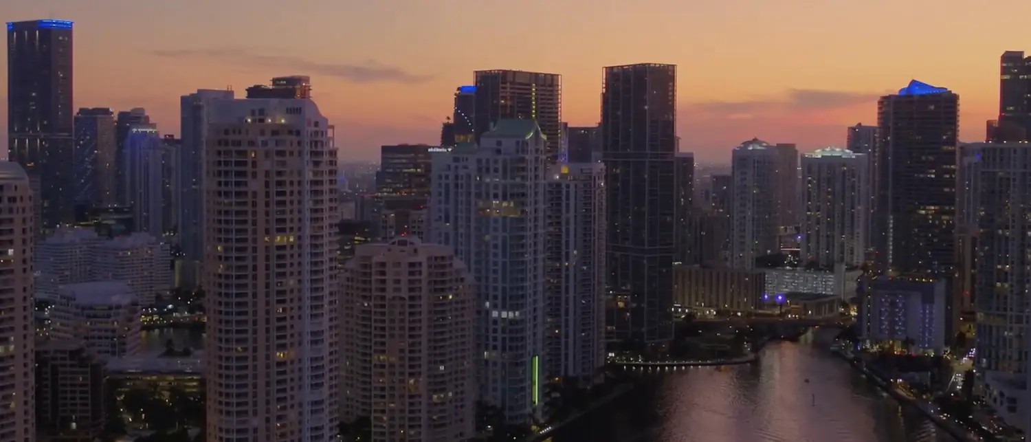 O skyline de Brickell ao entardecer, com o rio Miami entre as torres