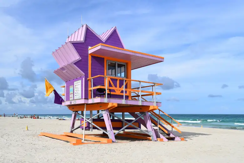 Posto de salva-vidas colorido na areia de Miami Beach