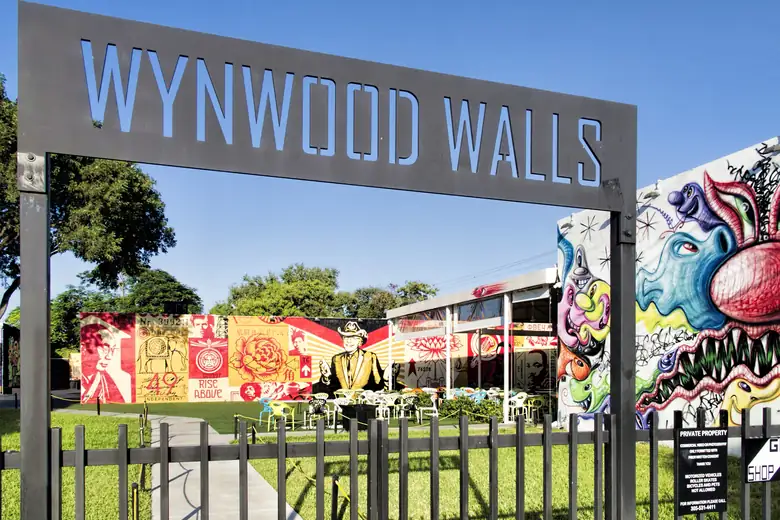 A entrada do Wynwood Walls, com seus murais coloridos