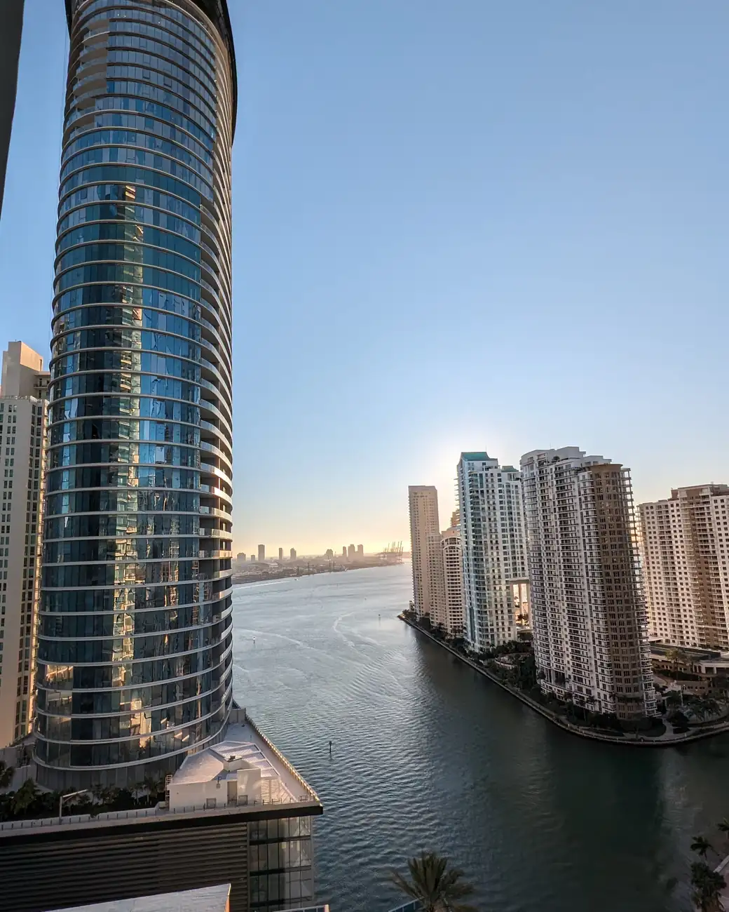 Torre de Brickell à beira do rio Miami, vista do alto ao entardecer
