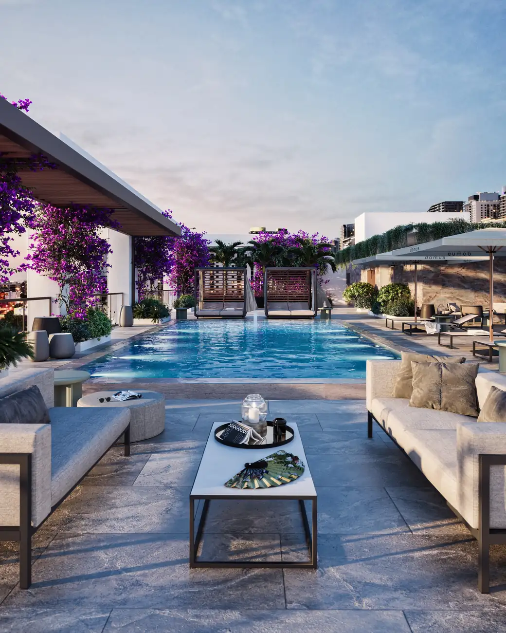 A piscina do rooftop do Domus Brickell Park, entre cabanas e buganvílias