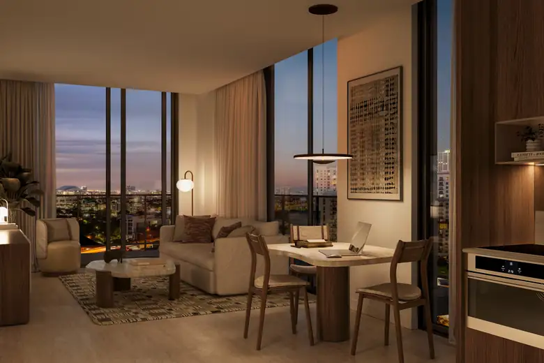 Cozinha e mesa de jantar de um flat do Domus, com o skyline de Miami ao entardecer