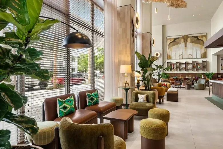 Lounge do Domus Brickell Park, com plantas e poltronas