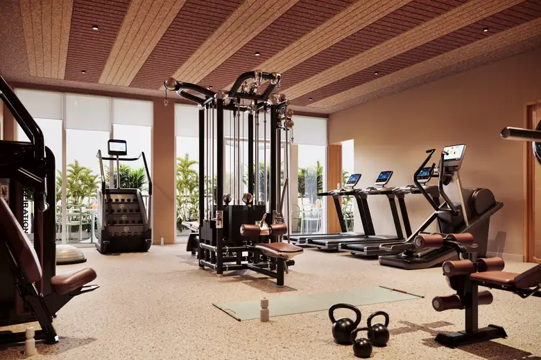 A academia do Domus Brickell Park, com equipamentos diante de janelas do piso ao teto