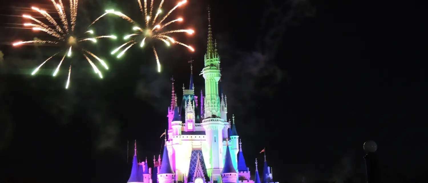 Fogos de artifício sobre o castelo do Magic Kingdom à noite