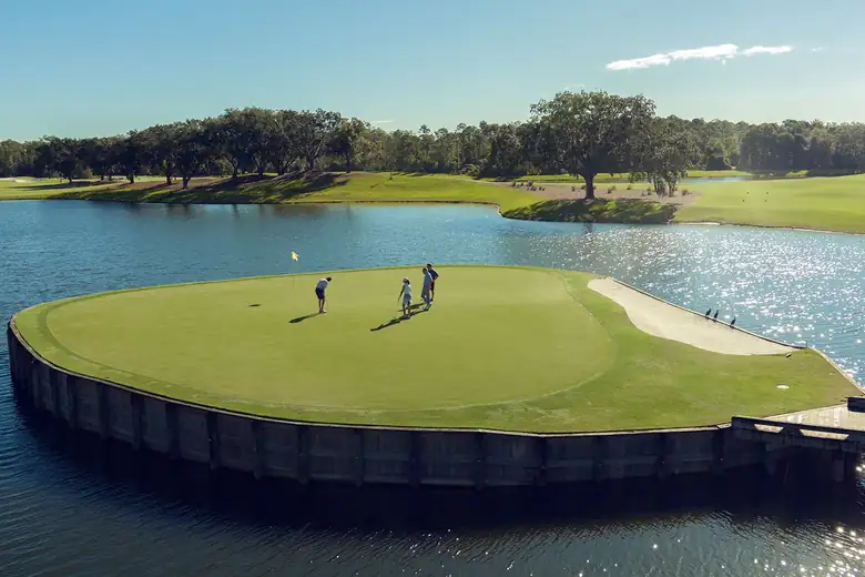 O green em ilha do golfe do Evermore, desenho de Jack Nicklaus