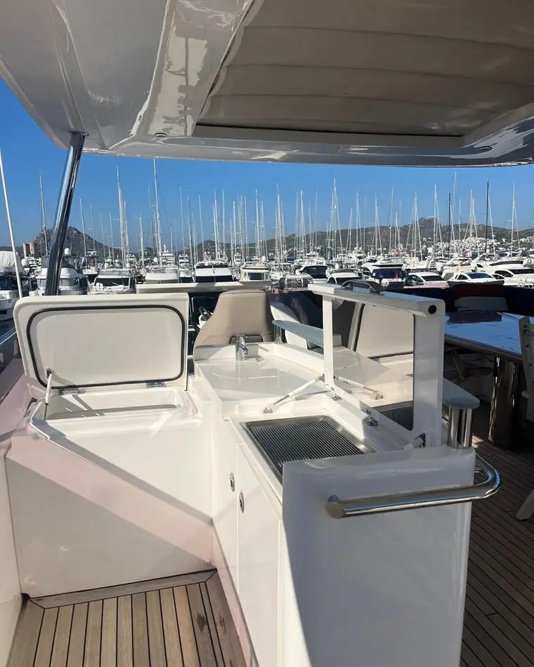 Flybridge do Princess 72 com bar molhado e marina do Egeu ao fundo