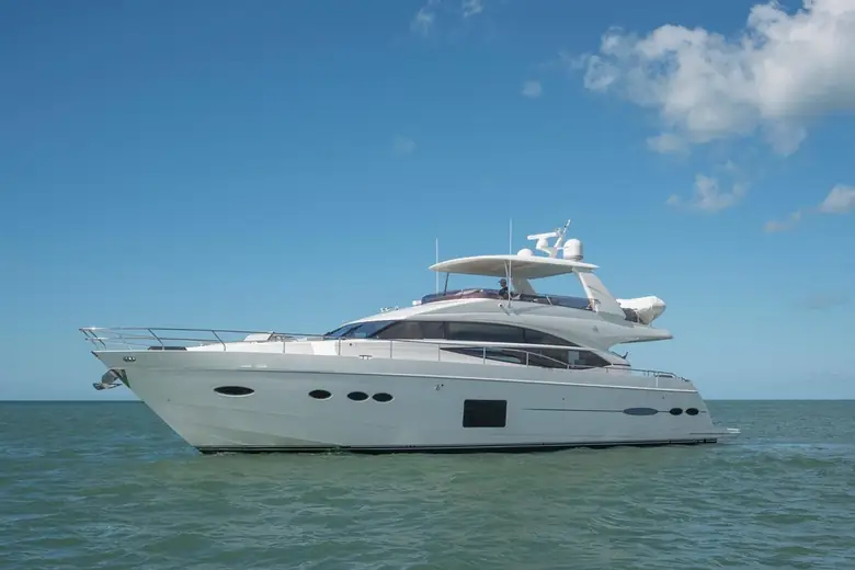 Princess 72 Flybridge navegando em mar aberto