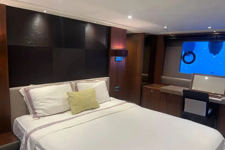 Suíte master do Princess 72 com cama de casal e madeira de lei