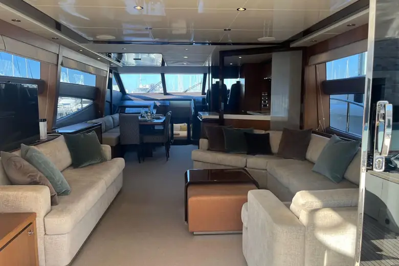 Salão do Princess 72 com sofás claros e madeira de lei