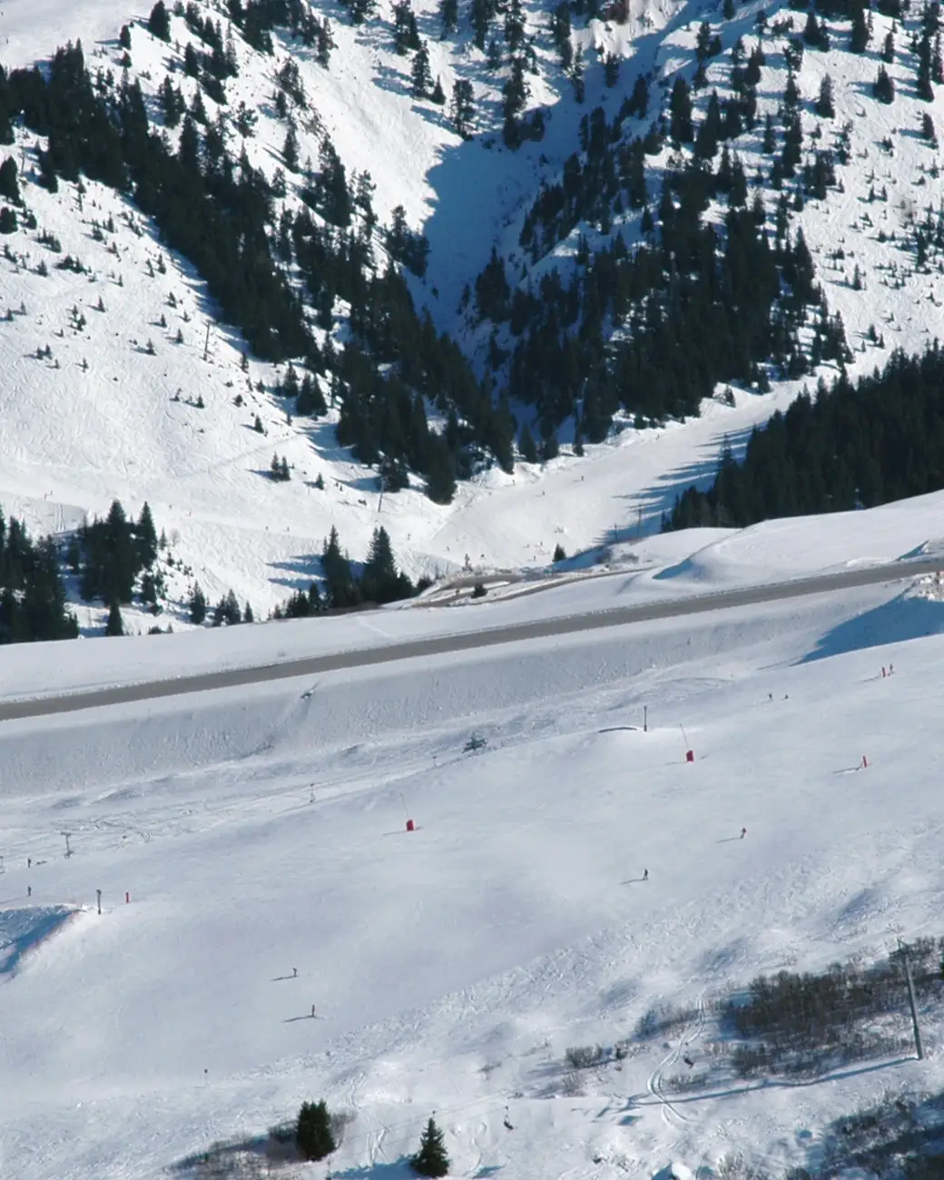 A pista do altiporto de Courchevel vista do alto, entre as montanhas