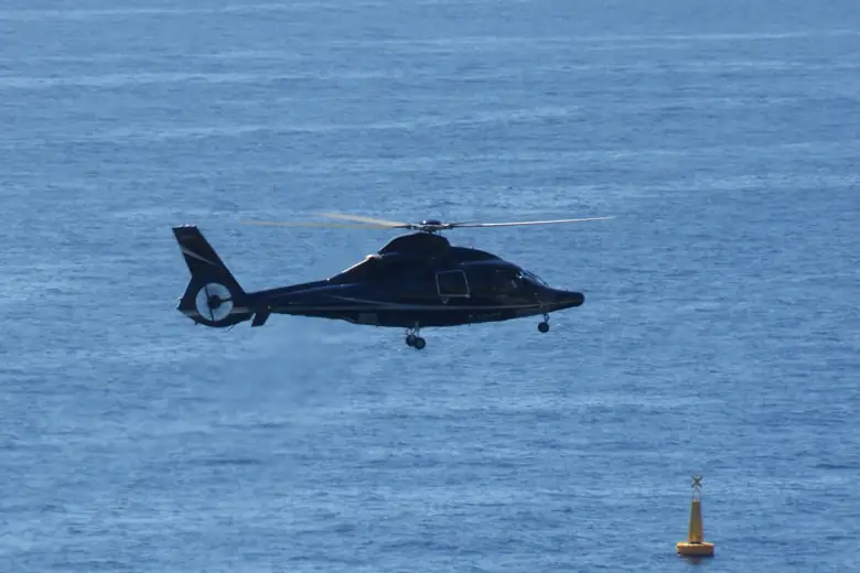 Helicóptero sobrevoando a costa do Mediterrâneo