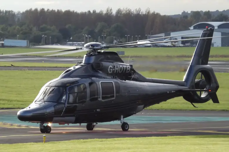 Helicóptero bimotor de categoria VIP em voo