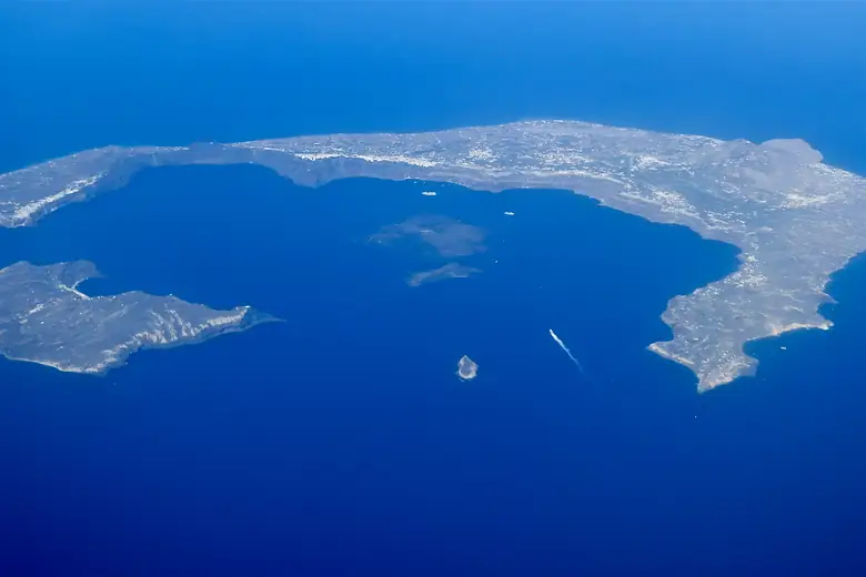 Ilhas gregas e a caldeira de Santorini vistas do alto