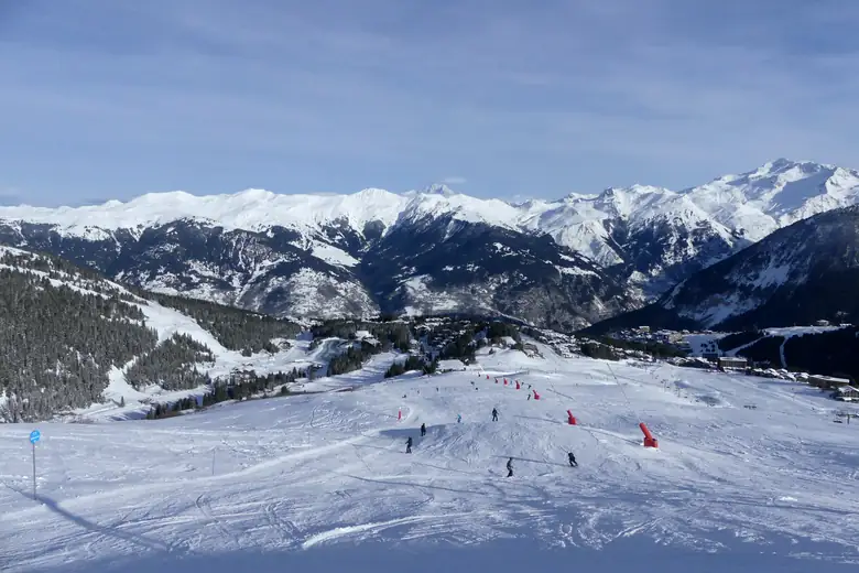 Pista de esqui de Courchevel com picos alpinos ao fundo